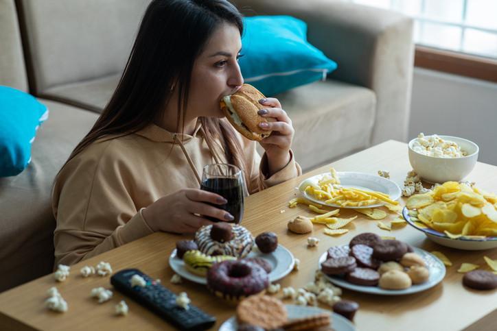 uzmanlar tehlikeleri konusunda uyardi mukbang akimi ozellikle gencler arasinda populerlesiyor 3 rEYQGV8h