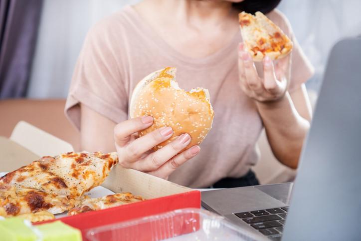 uzmanlar tehlikeleri konusunda uyardi mukbang akimi ozellikle gencler arasinda populerlesiyor 9 HX7pgLTJ
