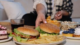 uzmanlar tehlikeleri konusunda uyardi mukbang akimi ozellikle gencler arasinda populerlesiyor Fe7JEcWW