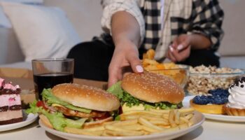 uzmanlar tehlikeleri konusunda uyardi mukbang akimi ozellikle gencler arasinda populerlesiyor Fe7JEcWW